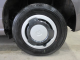 タイヤはスチールホイールで純正のホイールカバーを装備!