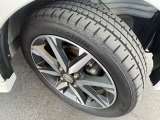 純正15インチのアルミホイールを装着しています