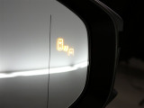 隣車線を走る車両をレーダーで検知し、ドアミラーでは確認しにくい後側方エリアに存在する車両に加え、急接近してくる車両も検知します。車両を検知するとドアミラーに搭載されたLEDインジケーターが点灯します。