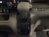 CVT車のセレクトレバーです。低速から高速まで、変速ショックのないスムーズな走りを実現するとともに、エンジン効率のよい領域を維持することで燃費にも貢献します。