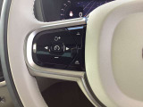 全車速追従機能付アダプティブクルーズコントロールは高速道路や、渋滞時に、 自動で加速・走行・減速・停止をコントロールする機能で、運転疲労を軽減してくれます。右側には、オーディオ操作スイッチがつきます。