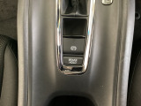 セレクトレバーの下に電子制御パーキングブレーキがあります。スイッチひとつで、停車した地点の傾斜などをシステムが検知・判断してブレーキ力を自動的に最適制御し、しっかり停車できるパーキングシステムです。