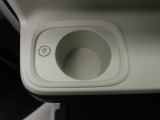 カップホルダーは運転席や助手席からちょうど手の届く位置です!!