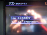 LDW(車線逸脱警報)とLDP(車線逸脱防止支援)が装備されておりドライバーが意図せずに白線を跨ぐと警告音で注意を促してくれます♪
