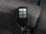 スマートキー付!キーを取り出さなくてもドアロックの施錠・開錠、エンジンの始動が出来ます!雨の日や荷物の多い日にとても便利ですね♪