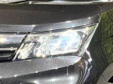 【LEDヘッドライト】悪天候や夜間走行時も良好な視界を確保し安心して運転できる高輝度LEDヘッドライトを装備!点灯速度が早く、消費電力も抑えられています。