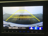 【バックカメラ】運転が苦手な方も車庫入れラクラクです!ギアをリバースに入れれば自動的に切り換わりますので、面倒な操作は不要です♪狭い駐車場もお車を傷つけず安心ですね!