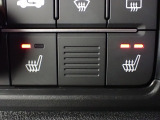 運転席と助手席には、【シートヒーター】が装備されています。温度調整も切り替えができお好みの設定で快適なドライブを楽しめます。腰から下が暖まると、暖房よりも体があったまりますよ。