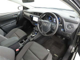 シンプルで使いやすいデザインの運転席です。