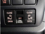 両側パワースライドドア付きだから、狭い駐車スペースなどでの 乗り降りラクラク!小さなお子さまのいるご家庭には嬉しい装備。