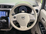 インテリアに合わせたデザインのステアリングは、運転される方のことも考え、運転しやすい形状、大きさです。是非一度、実際に触ってお確かめください。