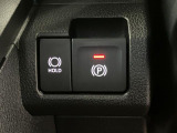 【電動パーキングブレーキ+オートブレーキホールド機能】 指先だけで簡単に操作が可能なパーキングブレーキ、スイッチを押すとブレーキペダルから足を離してもブレーキを保持できるオートブレーキホールド搭載。