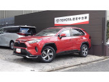 深紅の車体が印象的なRAV4 この車でドライブすれば目立つこと間違いなし RAV4にこんな赤色があるのかと思うほど印象的な一台です PHEVでガソリン代を節約で来ます