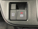 【電動パーキングブレーキ+オートブレーキホールド機能】 指先だけで簡単に操作が可能なパーキングブレーキ、スイッチを押すとブレーキペダルから足を離してもブレーキを保持できるオートブレーキホールド搭載