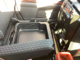 助手席下は大きな収納スペースになっています。スニーカーもすっぽり入ります。
