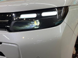 【LEDヘッドライト】悪天候や夜間走行時も良好な視界を確保し安心して運転できる高輝度LEDヘッドライトを装備!点灯速度が早く、消費電力も抑えられています。