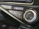 【オートエアコン】一度お好みの温度に設定すれば、車内の温度を検知し風量や温度を自動で調整。暑い&hellip;寒い&hellip;と何度もスイッチ操作をする必要はありません。快適な車内空間には必須の機能ですね♪