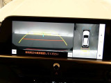 パノラミックビューモニターを装備。クルマを真上から見るように周囲を確認できます。