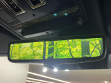 ◆ClearSightインテリアリアビューミラー『ルーフの上に取り付けられたカメラによって車内の積載状況に関係なく後方視界を確保できます。夜間でも鮮明に投影されます。』