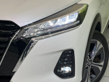 【LEDヘッドライト】悪天候や夜間走行時も良好な視界を確保し安心して運転できる高輝度LEDヘッドライトを装備!点灯速度が早く、消費電力も抑えられています。