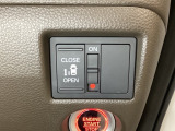 左側電動スライドドアは運転席からでも操作ができるように、ハンドル付近に開閉の操作スイッチが付いています。