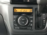 【オートエアコン】一度お好みの温度に設定すれば、車内の温度を検知し風量や温度を自動で調整。