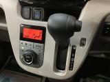 シフトレバーは扱いやすいインパネシフトです!オートエアコンも装備ですよ♪