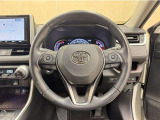 ステアリングスイッチ搭載!手を離さずに手元のスイッチでさまざまな操作が可能。運転中、視線をそらさなくても操作ができて安全です!