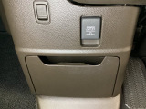 アクセサリーソケットはUSBのアダプターなどをつければ、スマホの充電にも使えます。周辺には物が置けるボックスがついています。