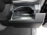 カップホルダーは運転席や助手席からちょうど手の届く位置です!!