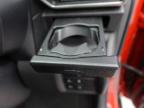 前席のカップホルダーはワンプッシュ式オートオープンのものがついています。