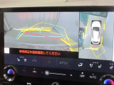 パノラミックビューモニター付きです。車両を上から見たような映像をディスプレイオーディオ画面に表示。運転席からの目視だけでは見にくい、車両周辺の状況をリアルタイムでしっかり確認できます。