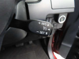 クルーズコントロールが付いています。一度速度を設定すると、アクセルを踏まなくても一定に速度を保ってくれる優れた装備です。高速道路を走行するのに便利です。