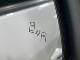 【ブラインドスポットモニター】走行中、ドアミラーの死角になりやすい箇所に後続車が接近するとサイドミラーのレンズに警告を表示!ドライバーに注意喚起をしてくれます。