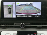 全周囲カメラで、クルマを上空から見下ろしているかのような映像を映し出します。周囲の状況がひと目でわかります!