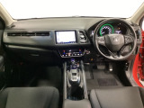 車内は光触媒抗菌消臭施工済です。スタイリッシュなデザインでスポーティなインパネ周りを演出します。グローブボックスやカップホルダーのほかにトレーなどたくさんの収納スペースが付いています。