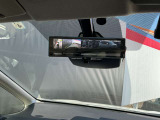 スマートルームミラーは、車両後方のカメラ映像をミラー面に映し出すので、同乗者や積み荷などの車内状況や、天候などに影響されずいつでもクリアな後方視界が得られます。