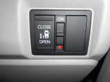 片側パワースライドドア仕様です。運転席にて操作が可能です。