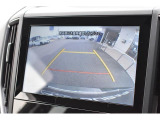 リヤカメラ付きなので、シフトレバーをリバースにすると連動してカメラ映像に切り替わります。