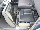 助手席下に収納スペースあります。