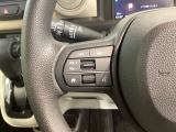 ステアリングにオーディオ操作スイッチが付いています。オーディオ画面に直接タッチしなくても操作が出来ますので、運転に集中できます。