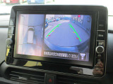 自車を真上から見下ろすように映し出すので周囲の状況が分かるアラウンドビューモニター搭載。フロントカメラとしても使用できます。車庫入れなど苦手な人の頼りになる助っ人です。