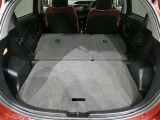 左右独立でリアシートが倒れるので長尺の荷物も積むことが可能です