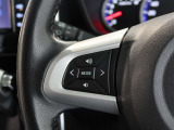 便利なステアリングスイッチ付きでナビに目をやらなくても音量調整等が可能です。