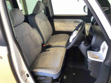 運転席の座面高さを調整できるシートリフターが付いています。フロントシートはベンチシートを採用で、座面も広く使い勝手もいいですよ♪