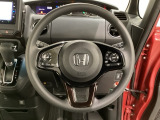 ハンドルにHondaセンシング系のクルーズコントロールやレーンキープアシストなどのスイッチと、オーディオの操作スイッチが装備されています。ハンドルから手を離さず安全に操作できます。