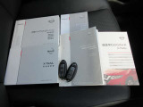 整備手帳やナビゲーションの説明書付きです。盗難防止装置のイモビライザーを装着しているリモコンキー付きなので、バックに入れたままでもドアロックやエンジン始動をしていただくことができます。