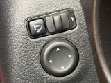 【電動格納ミラー】サイドミラーは電動格納式となっており、狭い駐車場でもキズがつくリスクを抑えられます。