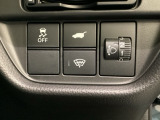 ハンドルの右側にはヘッドライトレベライザーとHondaセンシング用のVSA解除スイッチなどがついています。パワーテールゲートスイッチは車内からでもテールゲートの開け閉めを電動でできます。
