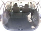 後席を倒すと収納力がアップします。長尺物も積めるのでカーライフの幅が広がりますね。
